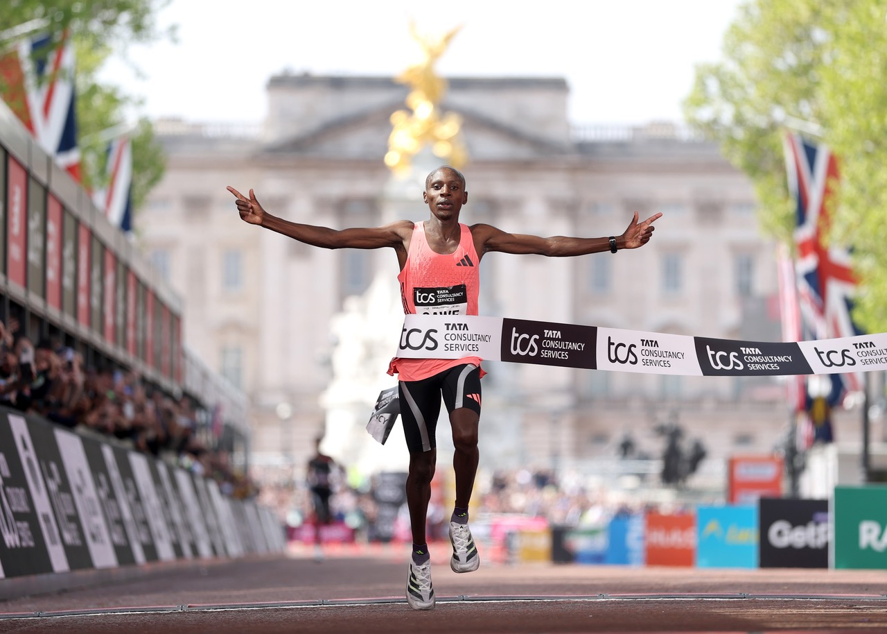 Moment istoric in cadrul Maratonului de la Londra: atletii adidas Sabastian Sawe si Yomif Kejelcha au terminat cursa de maraton sub pragul de 2 ore, purtand revolutionarii Adizero Adios Pro Evo 3, in timp ce Sabastian si Tigist Assefa au stabilit noi recorduri mondiale la masculin si feminin